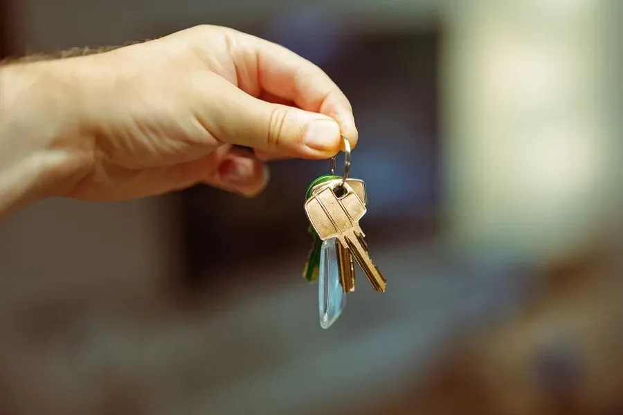 Hand holding a set of house keys – residential locksmith Runcorn help for landlords and letting agents from Locksmith Runcorn