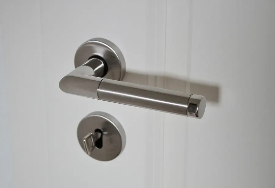 Lever door handle with a thumb turn – identifying types of door locks in the UK such as thumbturn euro cylinders, Locksmith Runcorn guide for Runcorn homes